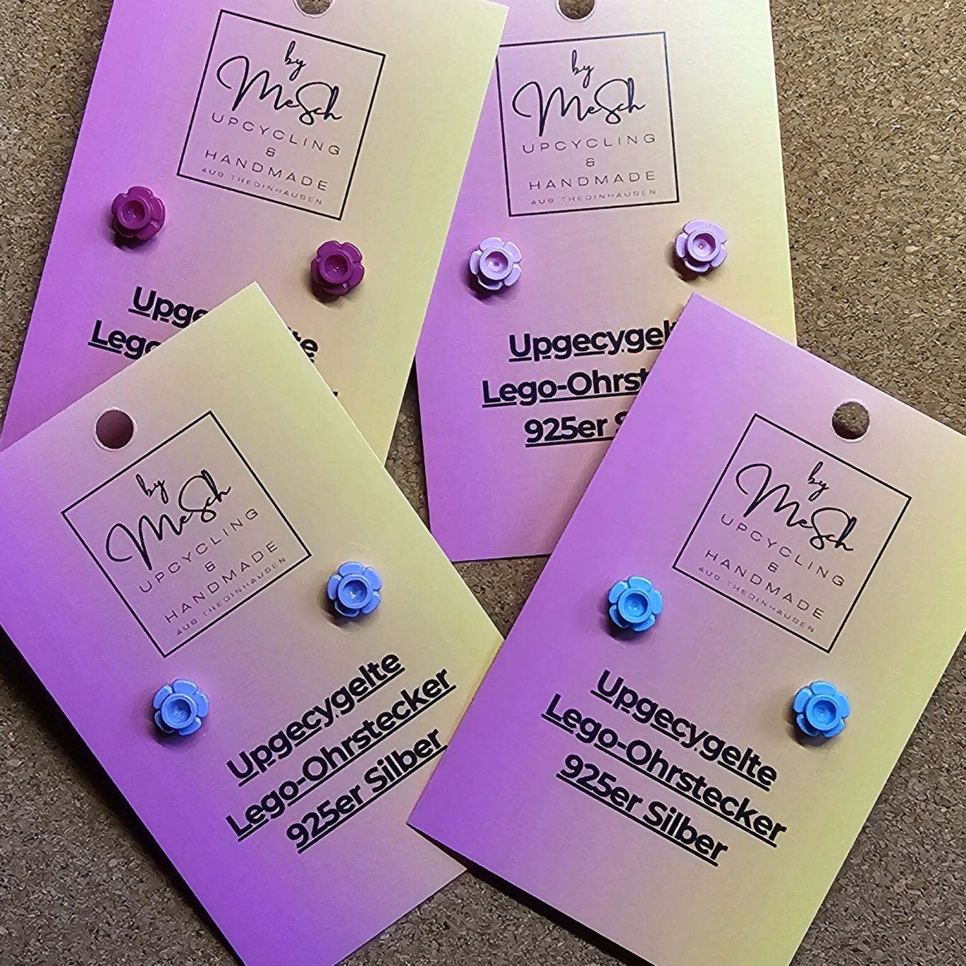Upgecycelte Ohrstecker (925er Silber) Lego-Ohrstecker in verschiedenen Farben auf Karten, beschriftet mit "925 Silber".