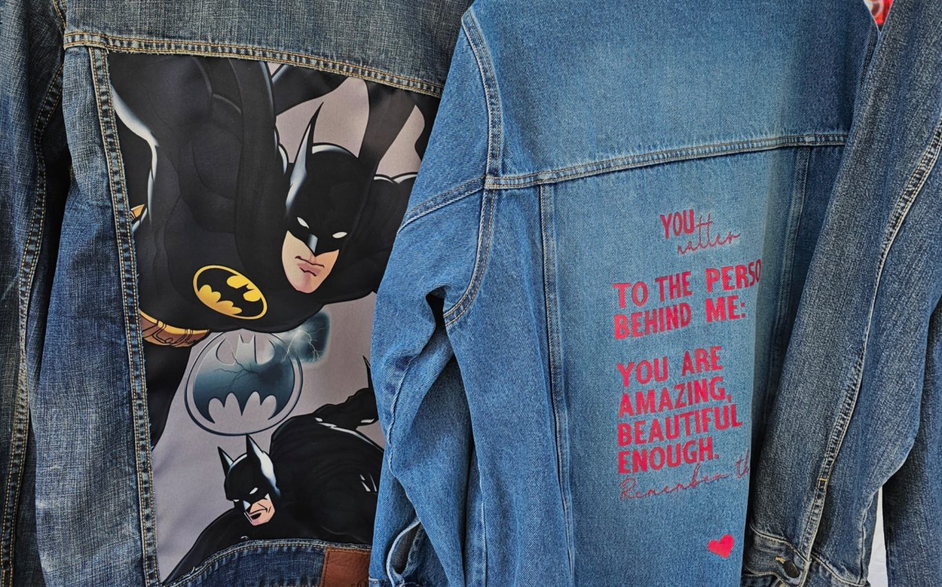 Upgecycelte Batmanjeansjacke & Jeansjacke mit Spruch Jeansjacke mit Batman-Motiv und Jeansjacke mit pinken Text auf der Rückseite.