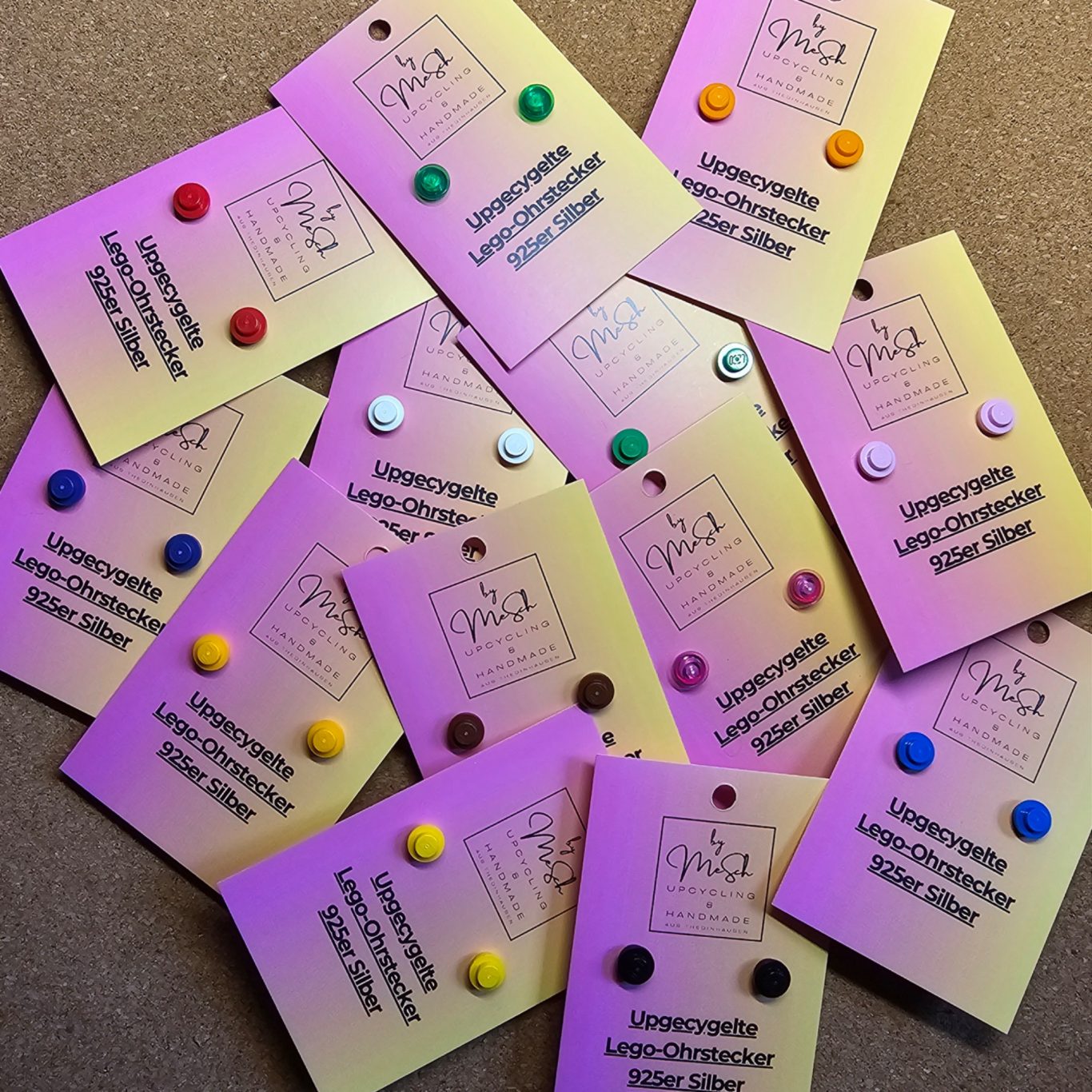 Upgecycelte Ohrstecker (925er Silber) Lego-Ohrstecker in verschiedenen Farben auf Karten, beschriftet mit "925 Silber".