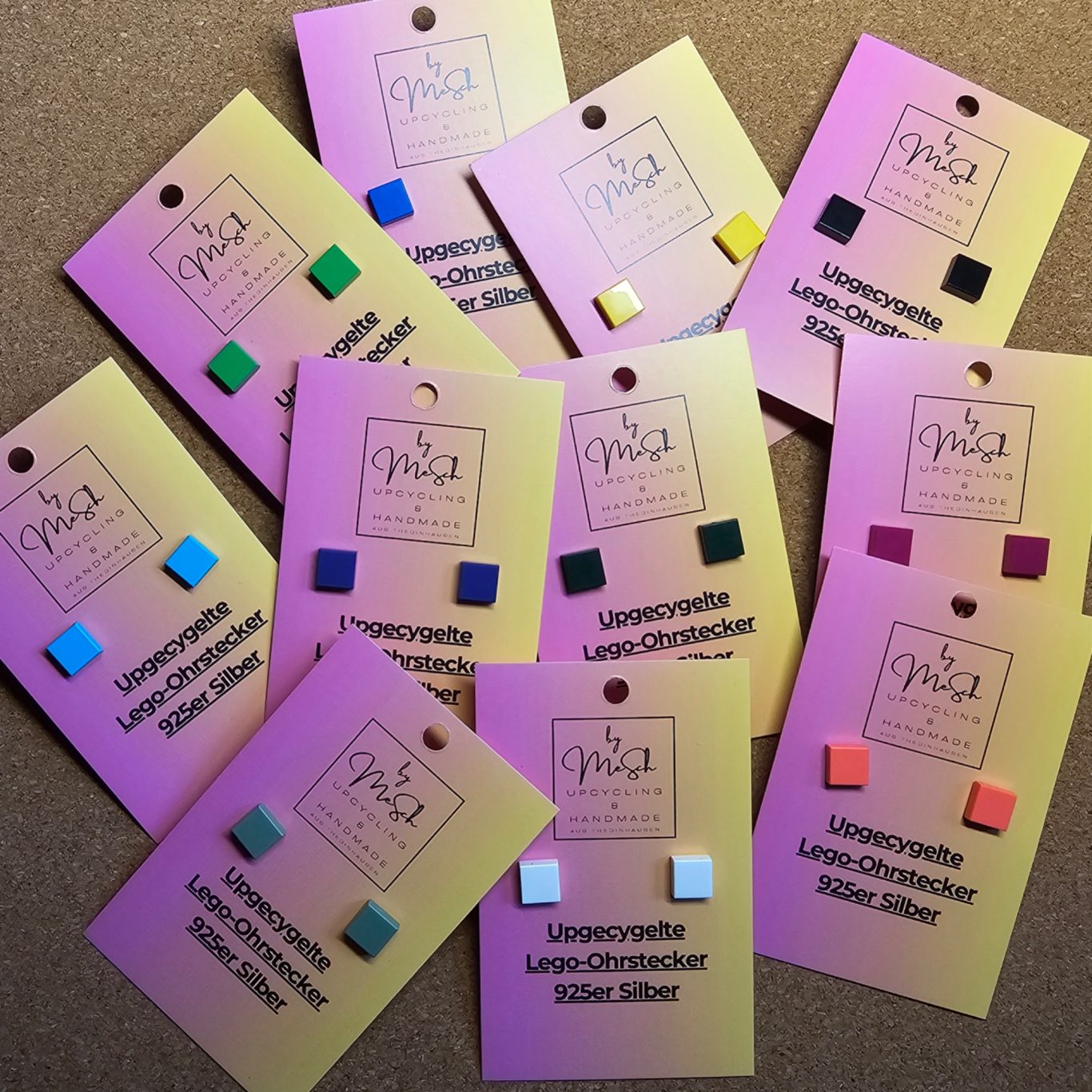 Upgecycelte Ohrstecker (925er Silber) Lego-Ohrstecker in verschiedenen Farben auf Karten, beschriftet mit "925 Silber".
