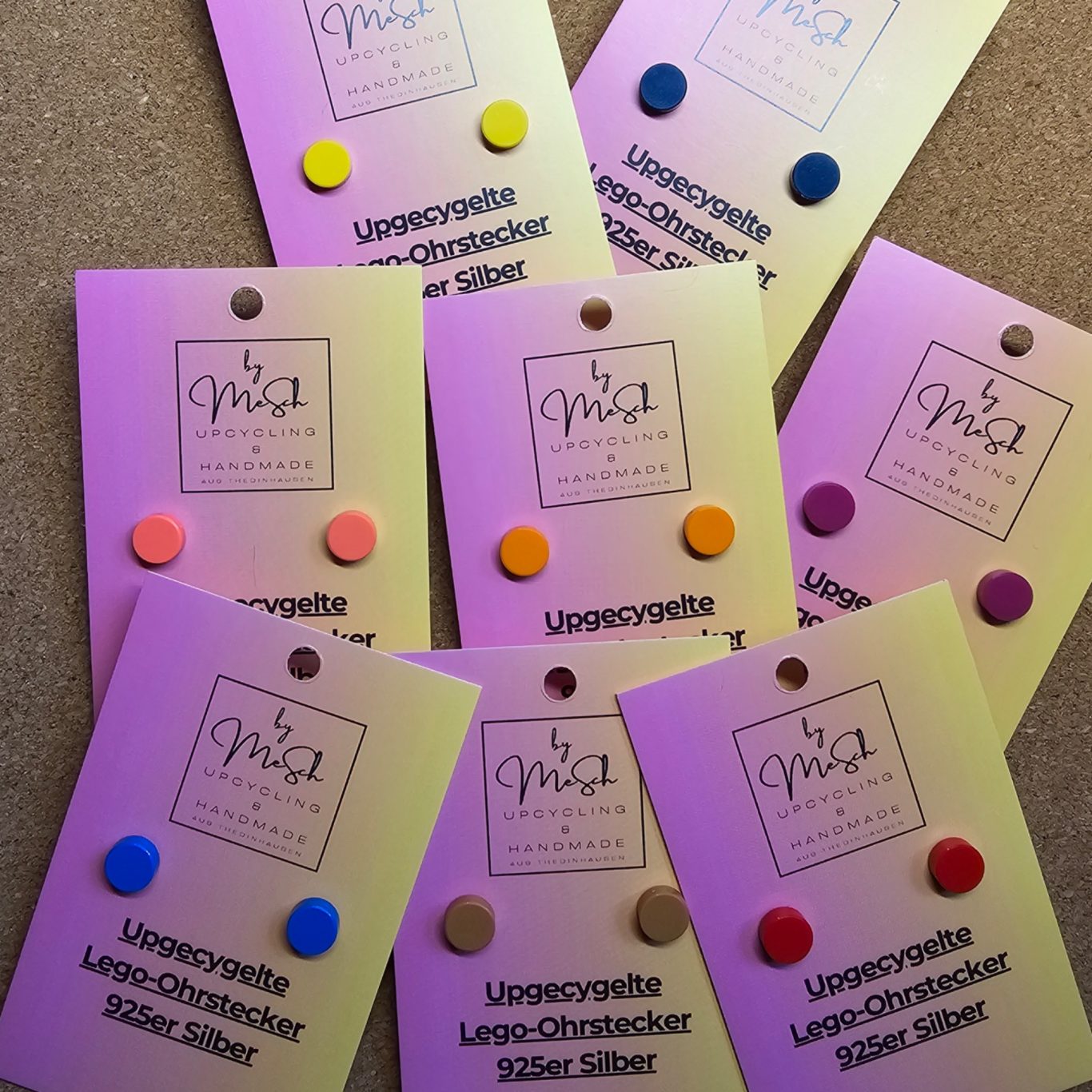Upgecycelte Ohrstecker (925er Silber) Lego-Ohrstecker in verschiedenen Farben auf Karten, beschriftet mit "925 Silber".