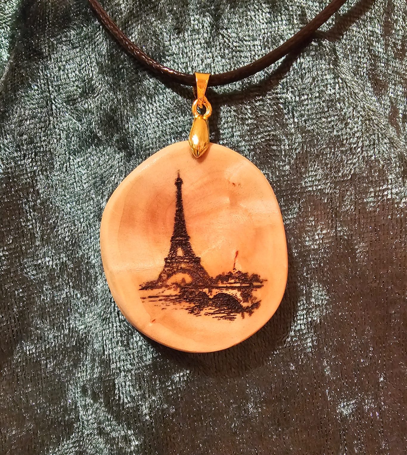 Gravierter Baumperlenanhänger (Kundenauftrag) Baumperlenscheibenanhänger mit gravierter Darstellung des Eiffelturms.