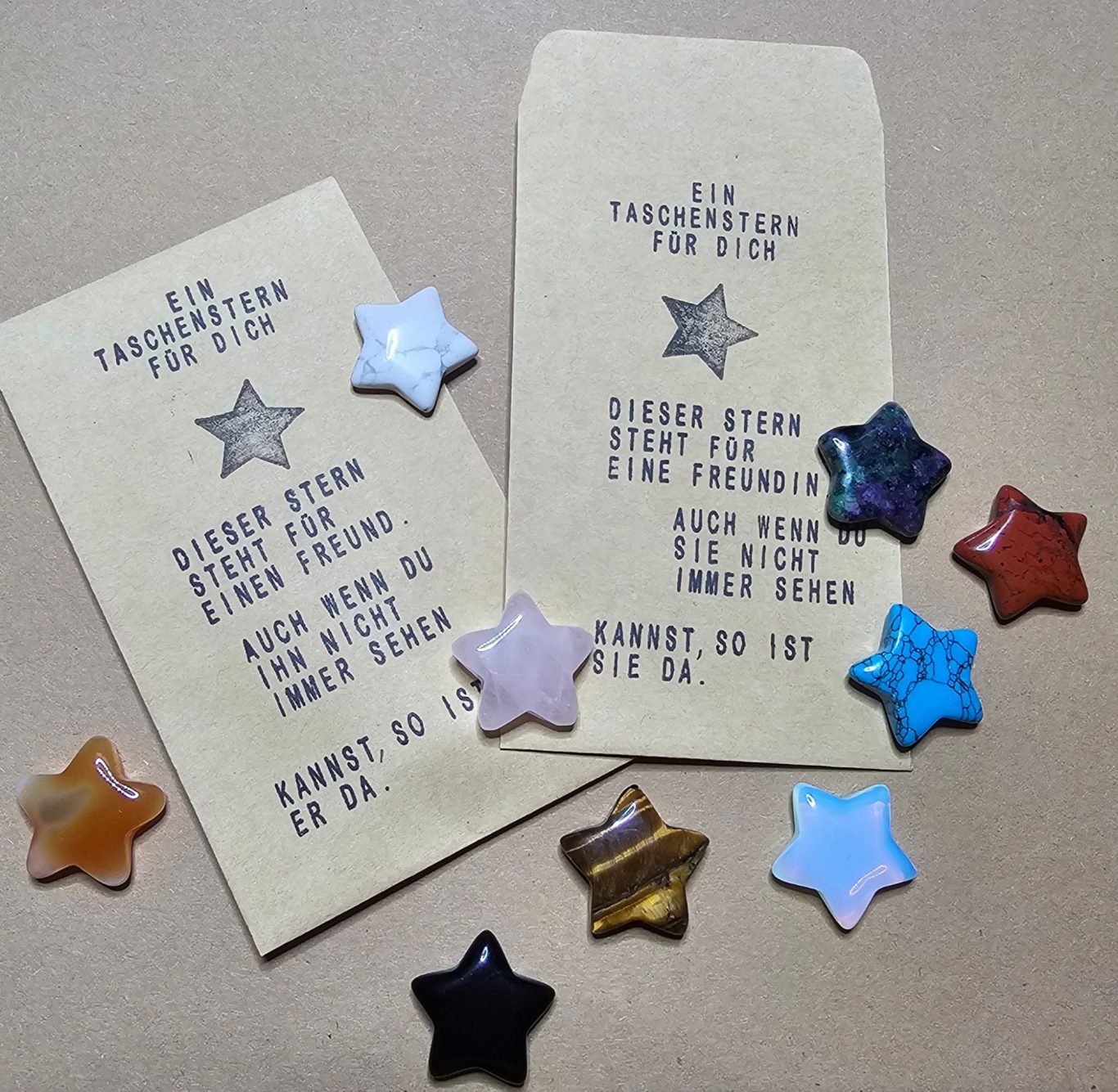 Taschenstern Zwei Umschläge mit bunten Edelstein-Sternen, die darauf hinweisen, dass sie für die Tasche geeignet sind.