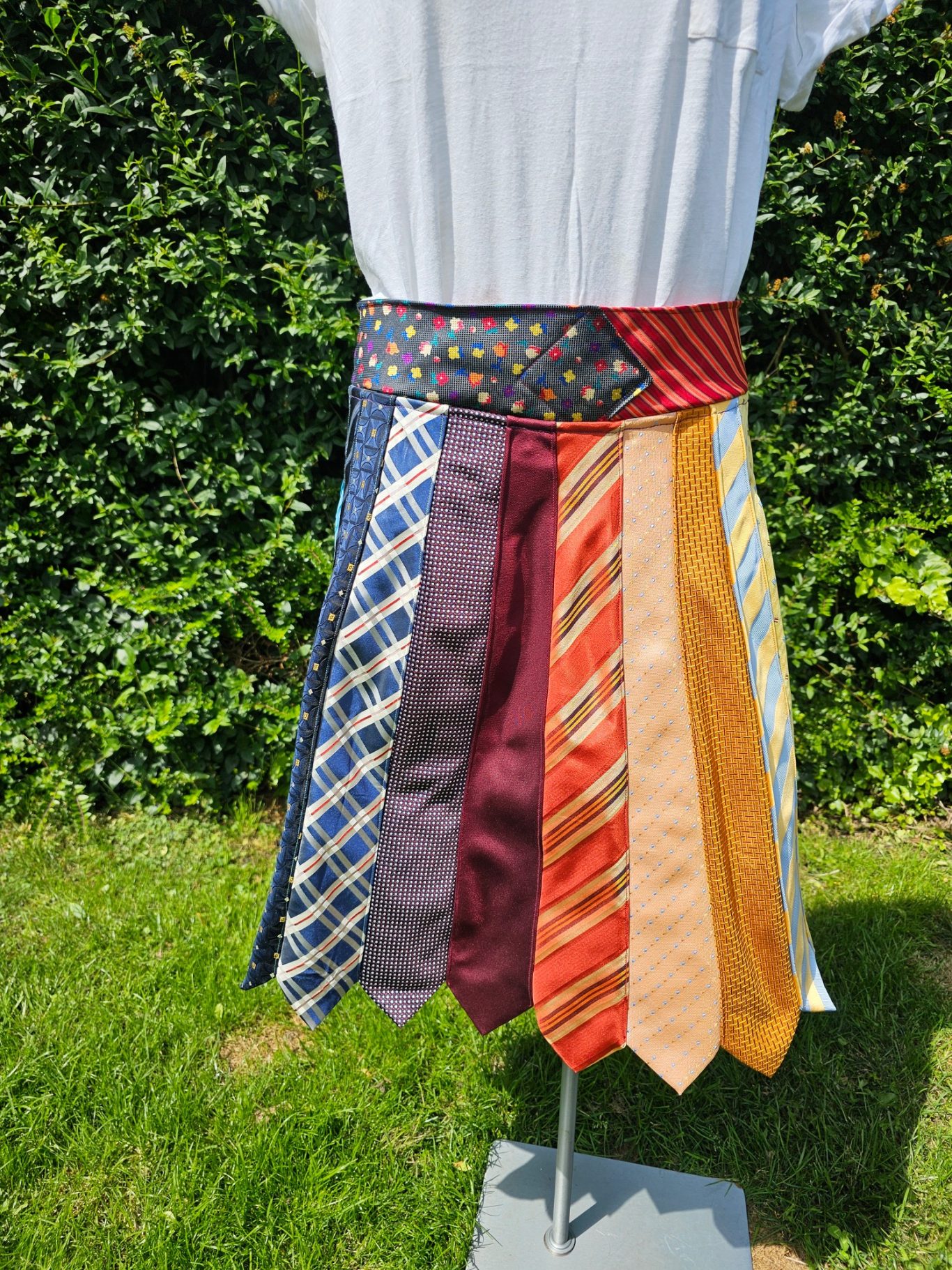 Upgecycelter Krawattenrock Bunter Rock aus Krawatten in verschiedenen Farben und Mustern.