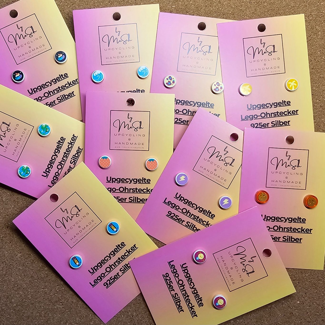 Upgecycelte Ohrstecker (925er Silber) Lego-Ohrstecker in verschiedenen Farben auf Karten, beschriftet mit "925 Silber".