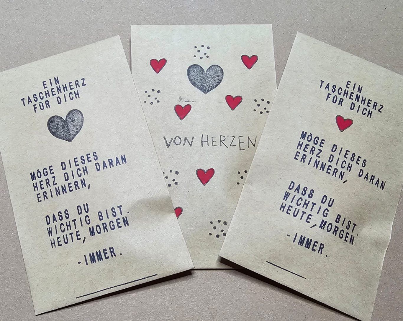 Taschenherz Drei Umschläge mit liebevollen Botschaften und Herzen, in den Umschlägen jeweils ein Edelstein-Herz.
