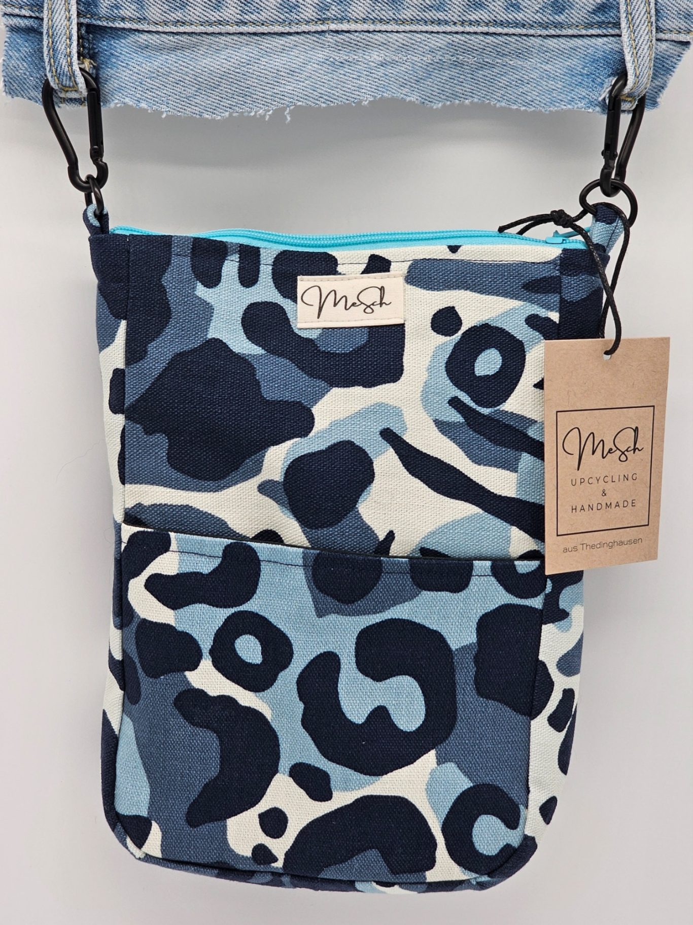 Upgecycelte Gürteltasche Gürteltasche mit blauem Leo-Muster, praktische Fächer und Befestigung an Gürtellaschen.